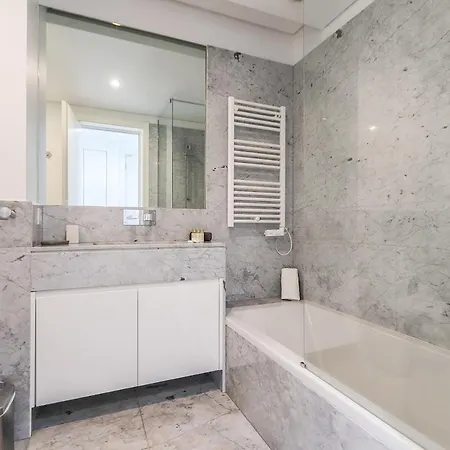 Alcantara Lovely With Balcony 2 Bdr With Ac * ליסבון