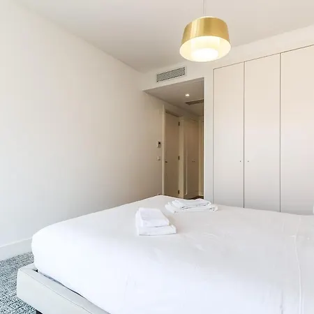 Alcantara Lovely With Balcony 2 Bdr With Ac ליסבון