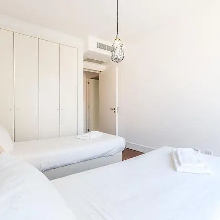 Alcantara Lovely With Balcony 2 Bdr With Ac Apartamento Lisboa